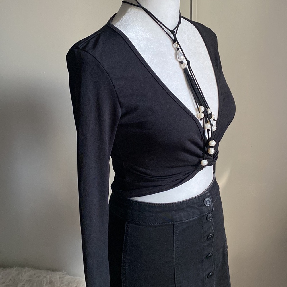 Pretty Little Thing Women’s Black Twist Front Deep V-Neck Long Sleeve Crop Top